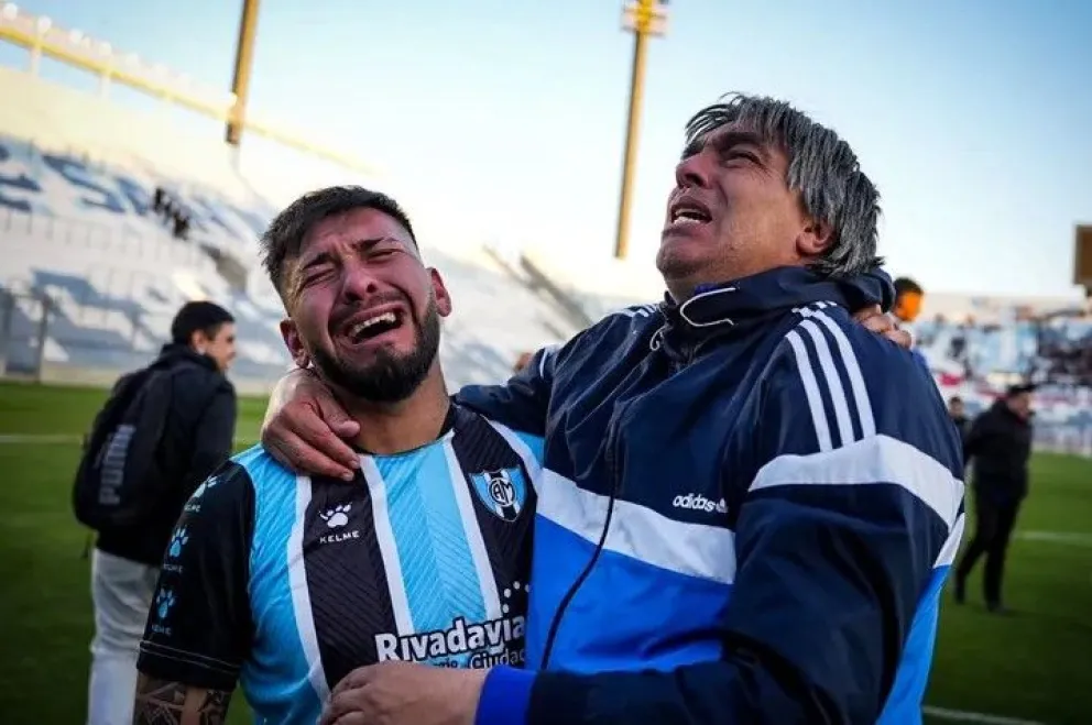 Gloria eterna. Eduardo Magallanes celebra, emocionado, el título con Marquesado en junio del año pasado. Ahora, conducirá al Azul de Rawson.