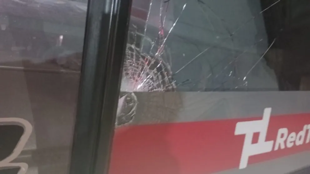 Atacaron con piedras a tres colectivos y una mujer resultó herida 