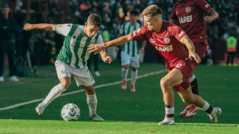 Jeremías Chavero debutó con la camiseta de Lanús en el clásico ante Banfield (Foto del encuentro entre ambos equipos)
