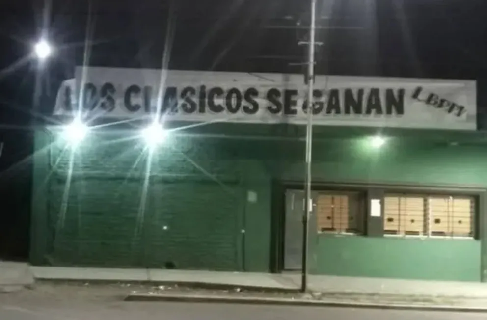 Presión. Una bandera para recordar a los jugadores la importancia del clásico.