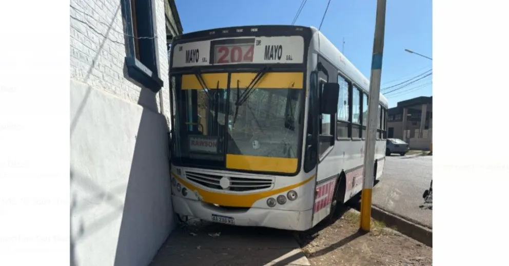 Incrustado. Quedó el colectivo 204, tras embestir a Juan Castro, quien pelea por su vida.