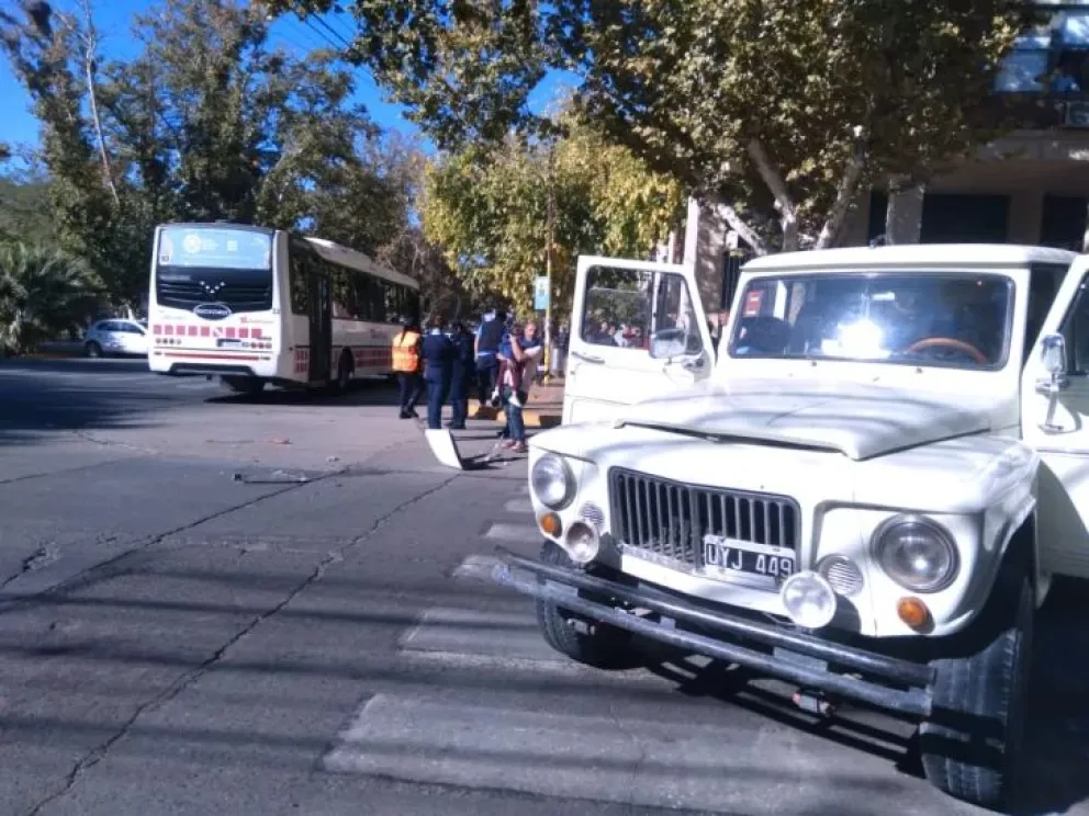 Fuerte choque entre un colectivo y una camioneta frente a Tribunales
