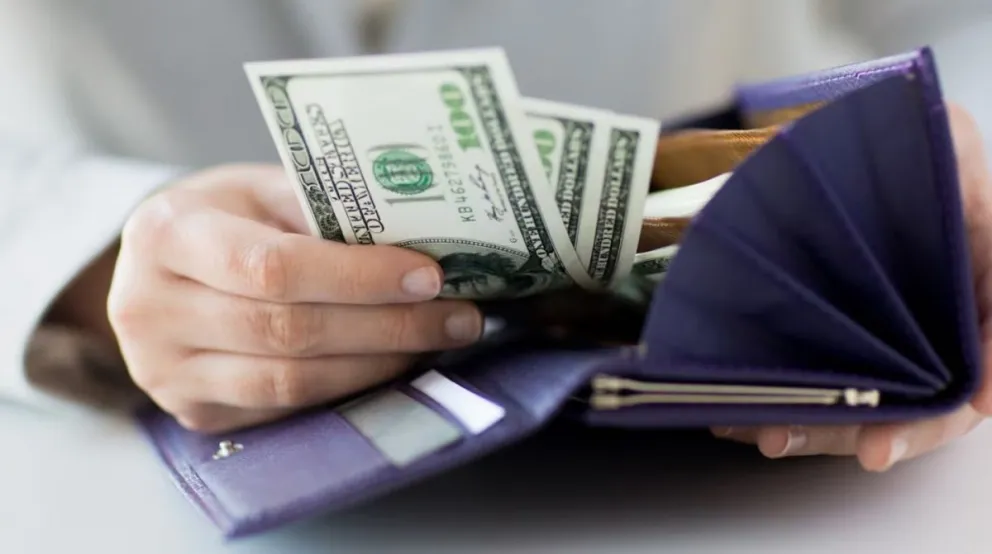 Conocé a cuánto operan el dólar oficial y el dólar blue este martes. 