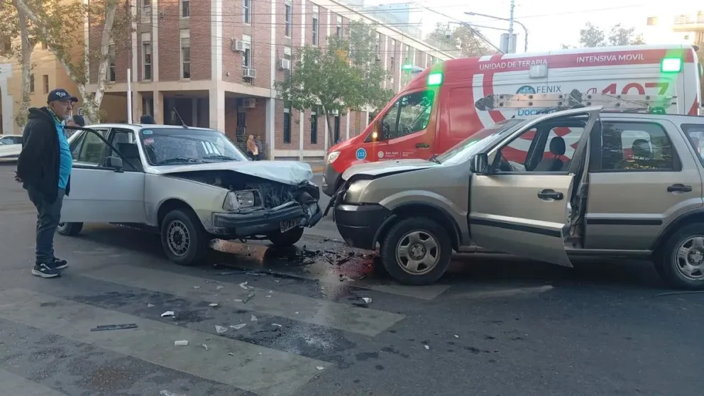 Una persona terminó hospitalizada tras el choque entre un auto y una camioneta 