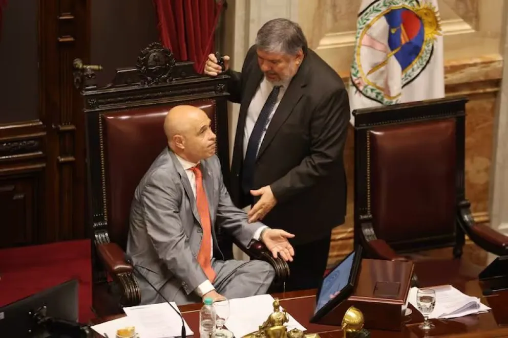 El Senado postergó el tratamiento de la ficha limpia y rendirá homenaje al papa Francisco el próximo jueves. 