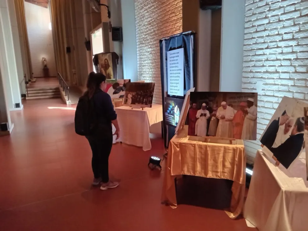 La gente contempla la exposición sobre el Papa en la Catedral. 