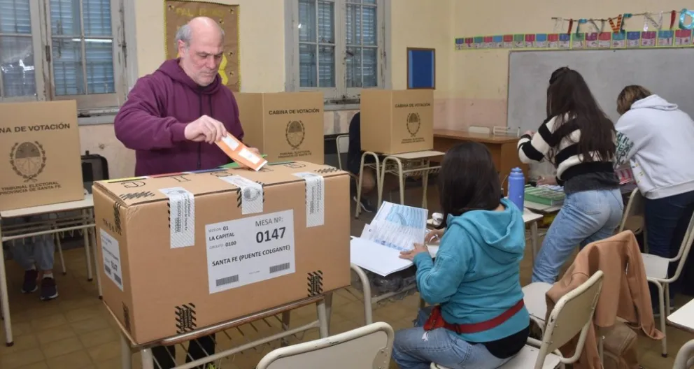 Modificaciones. Los sanjuaninos no sólo estrenarán la Boleta Única Papel, sino que, también, debutarán en el uso de cabinas de votación, la que estará dentro del cuarto oscuro, al igual que las autoridades de mesa y las urnas. Foto: Diario El Litoral.