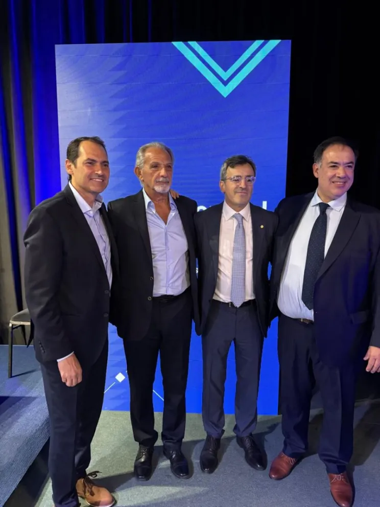 Nueva formación. Hugo Goransky, segundo desde la izquierda, junto al nuevo presidente de la UIA, Martín Rappallini.