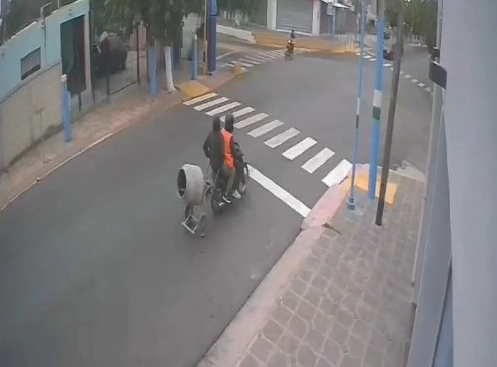 Robaron una hormigonera, escaparon en moto y todo quedó filmado