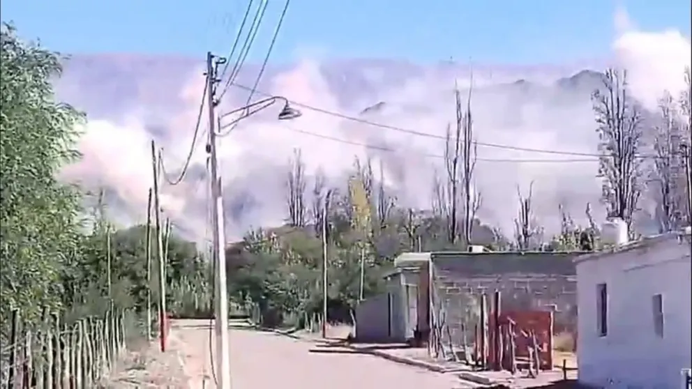 Por el fuerte sismo, se derrumbaron paredes y se registraron desprendimientos de rocas en las montañas de La Rioja.