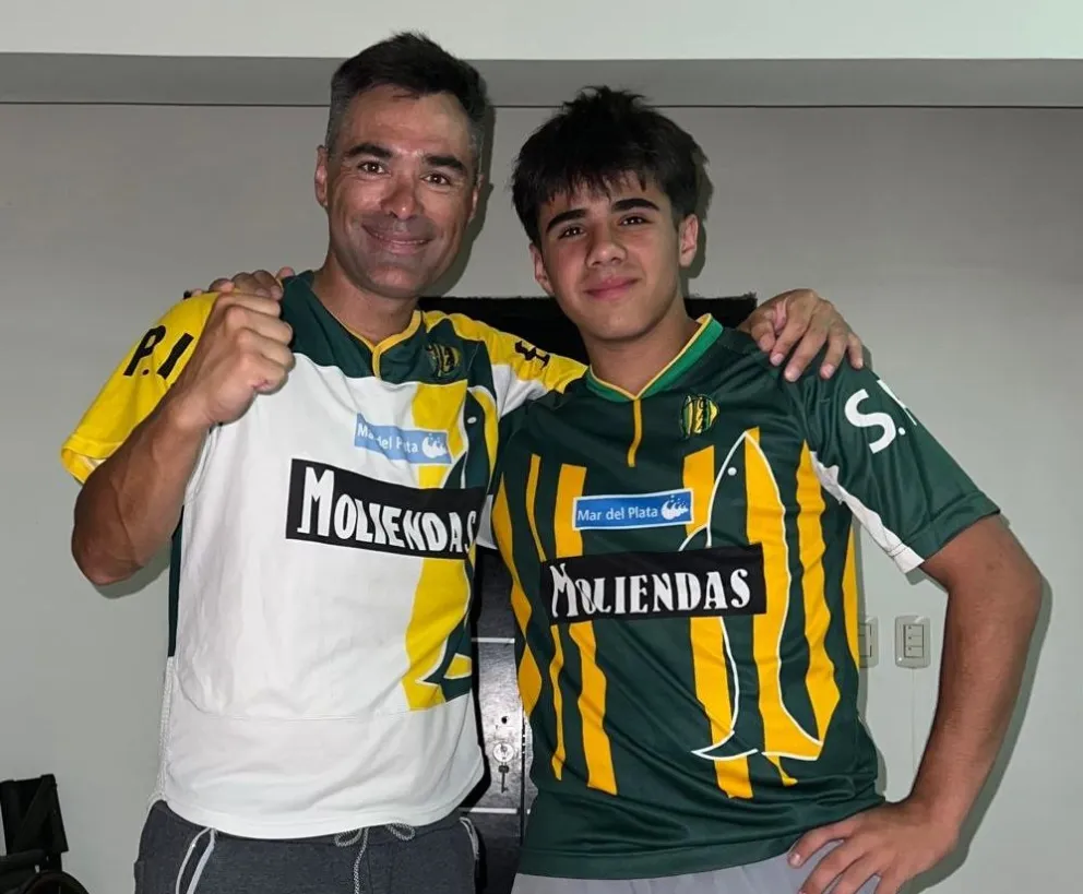De izquierda a derecha, Christian Flores, el hincha de Aldosivi y su hijo.