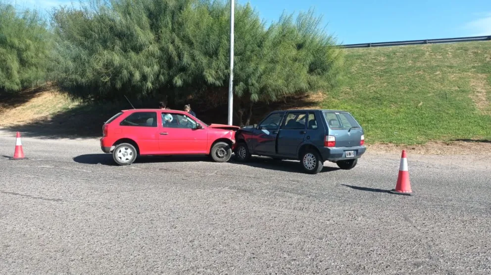 Dos autos chocaron en una zona muy transitada de Rawson. 