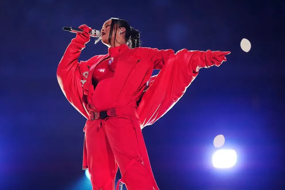 Rihanna está embarazada de su tercer hijo y así lo reveló en la MET Gala 2025. 