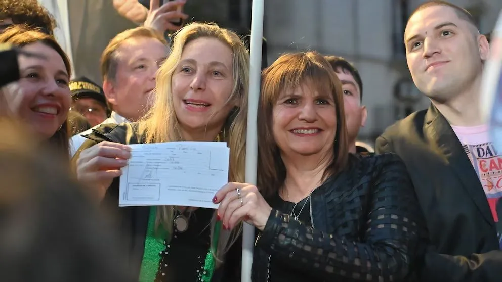 Nueva. Patricia Bullrich, junto a Karina Milei, tras afiliarse esta tarde a La Libertad Avanza.
