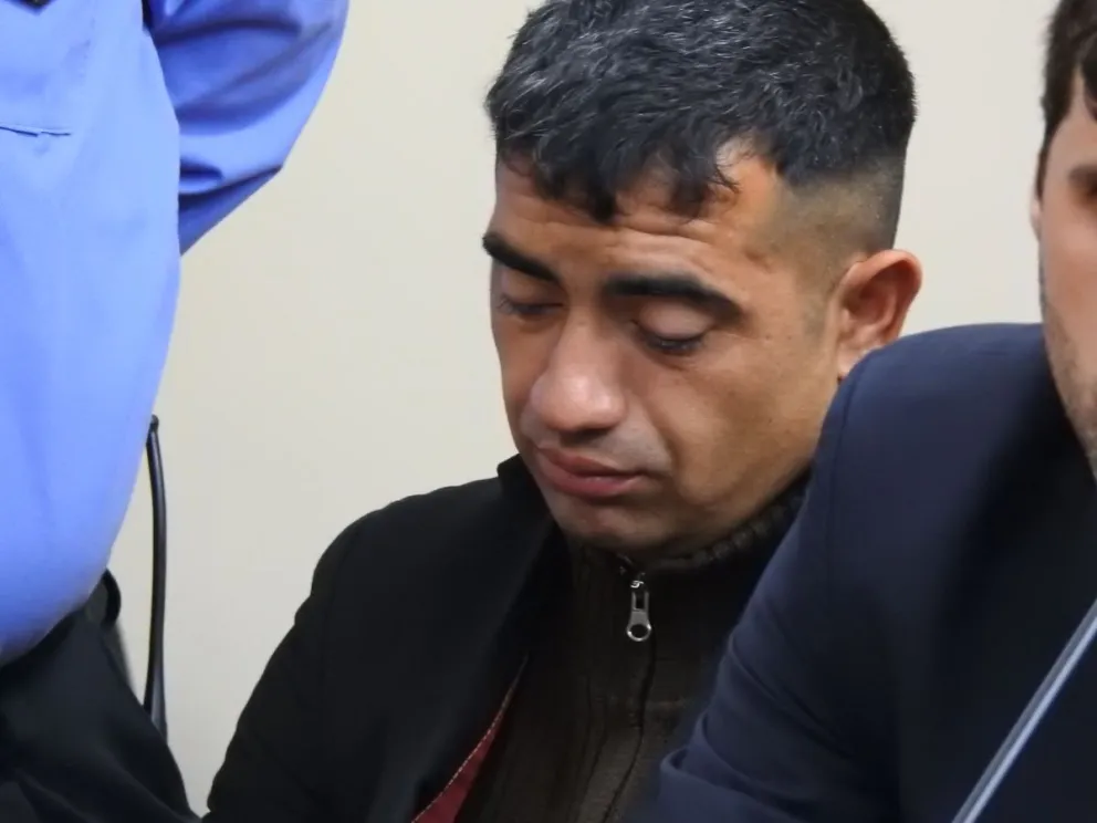  Ricardo Rodríguez, el policía acusado de acribillar con su arma reglamentaria a Federico Orihuela, en una de las audiencias de este juicio. (Foto 0264Noticias)