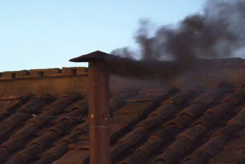 Emblemática. La chimenea con el humo negro, que marcó que por ahora no hay nuevo papa.