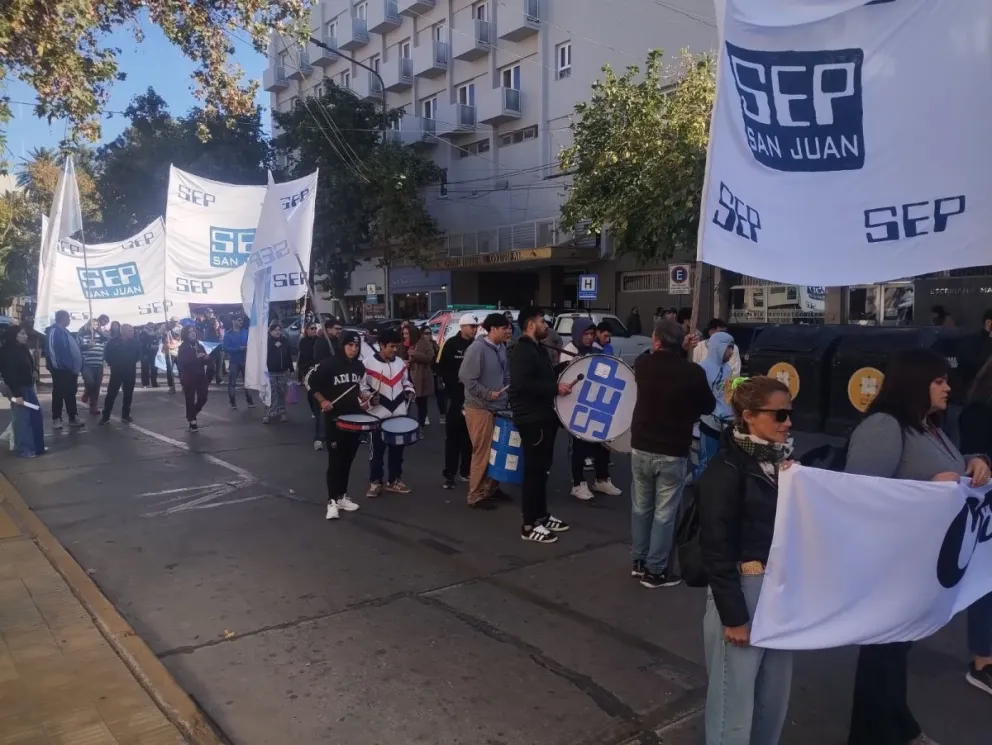 Ruidosa protesta frente a Tribunales por los 1800 empleados cesanteados durante la gestión Orrego.