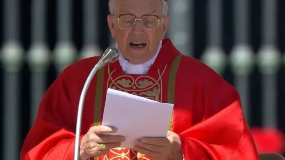 Cardenal Giovanni Battista Re, sobre el Cónclave en el Vaticano: "Espero humo blanco esta noche". 
