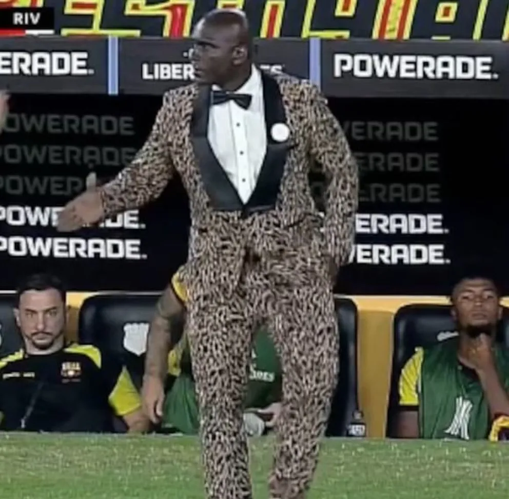 Aparecieron los memes por el look “leopardo” del DT de Barcelona, Segundo Castillo. 