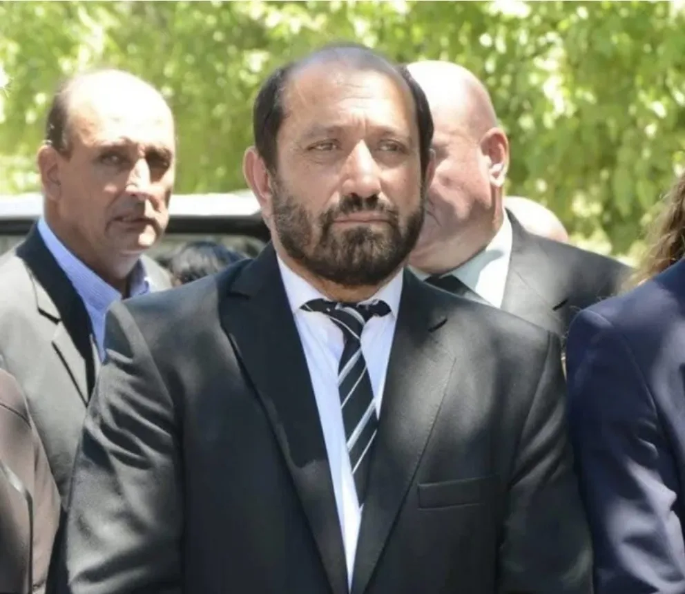 Julián Gil fue intendente de Caucete. Su mandato estuvo envuelto por varias polémicas. Tras dejar el cargo se recibió de abogado. 