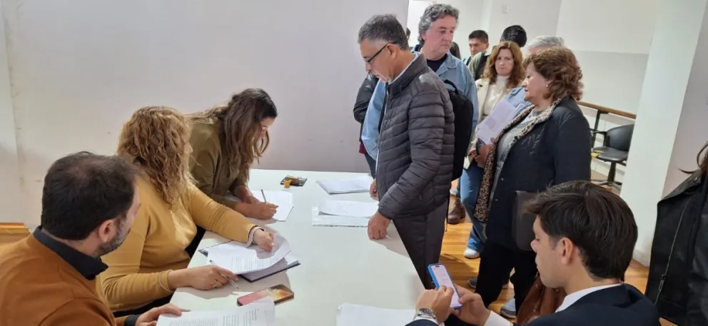 Movida. Los candidatos a decano de la lista de Cocinero, como Antonio Molina, Rosa Garbarino y Alejandro Álvarez, hicieron sus observaciones con un escribano público. Desde la Junta dieron su postura.