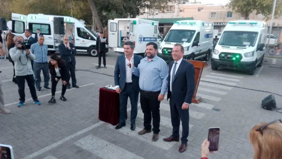 Entrega. El gobernador de San Juan, Marcelo Orrego, y el ministro de Salud, Amílcar Dobladez, durante el aco en el playón del Teatro del Bicentenario.