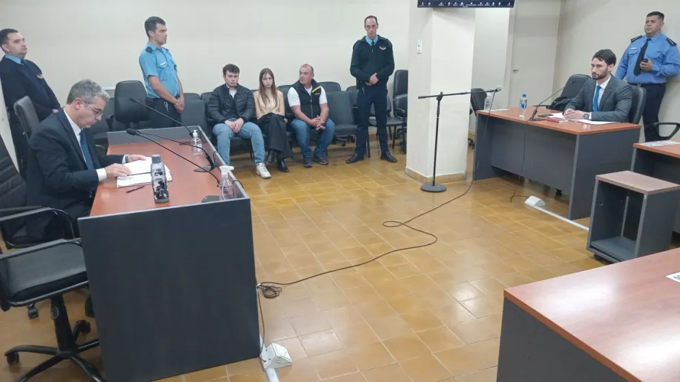 Tensión. El juez Javier Figuerola a la izquierda leyendo un escrito ante la mirada del papá y el hermano de Lucia Rubiño en primera fila.