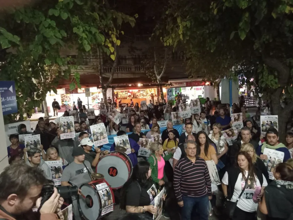 Repudio. Una de las marchas pidiendo Justicia por el caso de Lucia Rubiño, en la puerta de Tribunales.