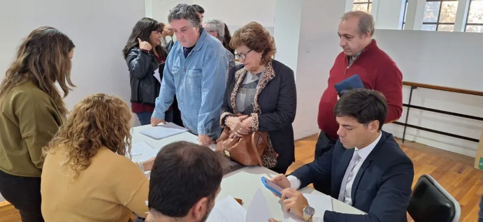 Planteos. Rosa Garbarino y Eduardo Carelli, la fórmula opositora para el Decanato de Filosofía, realizaron múltiples presentaciones. La presidenta de la Junta, Ana Laura García, criticó a la exdecana.