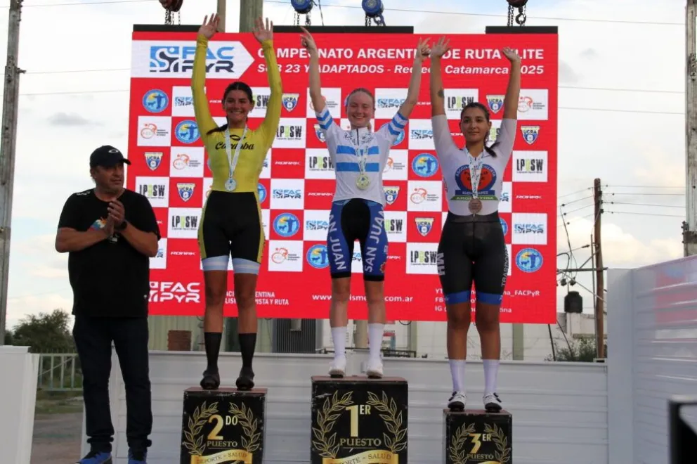 En el centro del podio, Delfina Dibella tras haberse consagrado campeona argentina en categoría sub23