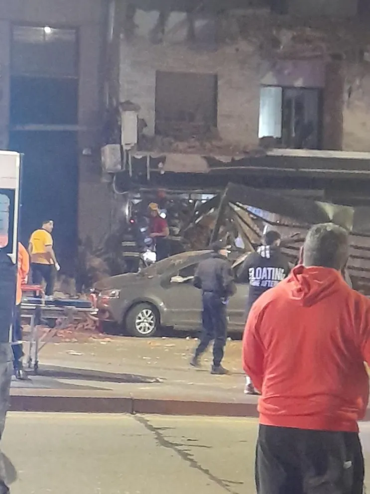 Derrumbe fatal en Córdoba: un muerto y varios heridos tras colapsar el techo del primer piso de un edificio sobre un bar