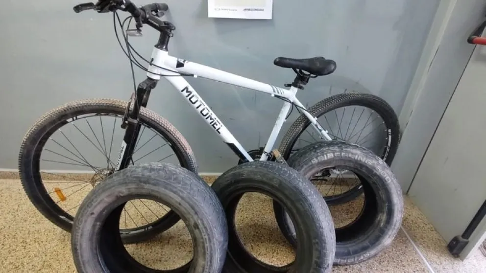La policía recuperó una bicicleta robada en Caucete y encontró cubiertas de dudosa procedencia.
