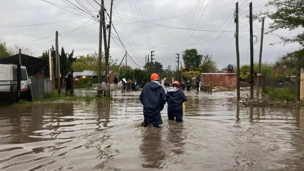 Temporal en Buenos Aires: el Gobierno gestiona la evacuación de las rutas y ciudades anegadas.