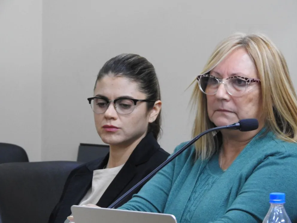 Luciana Bustos (izquierda), en compañía de Fabiana Salinas, una de sus abogados