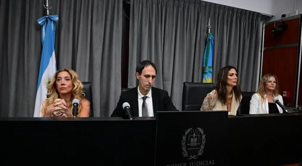 La jueza Julieta Makintach (a la derecha del juez) quedó en la mira.
