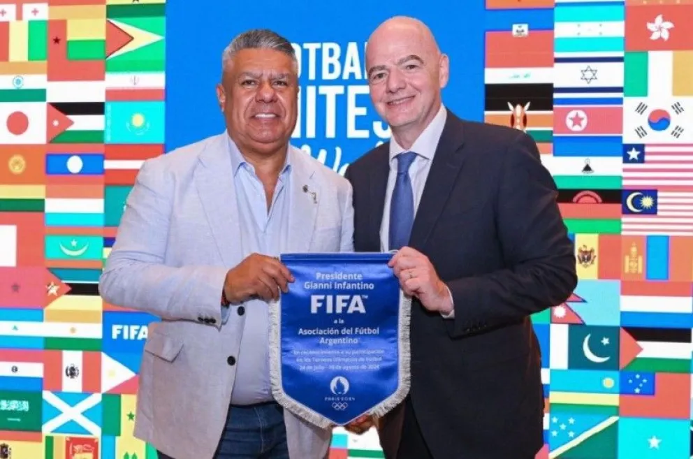Juntos. Tapia e Infantino, máxima autoridad de la FIFA.