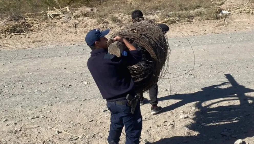 Recuperados. Los rollos de alambre robados en una finca de 25 de mayo.