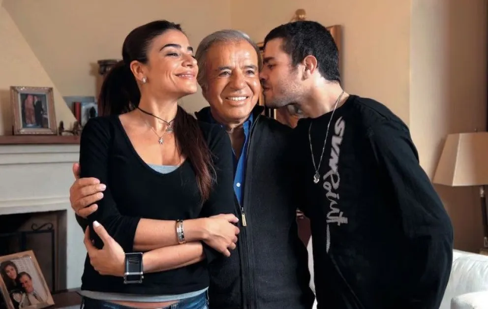 Otros tiempos. Carlos Menem, en el centro, junto a sus hijos Zulemita y Carlos Nahir, hoy enfrentados.