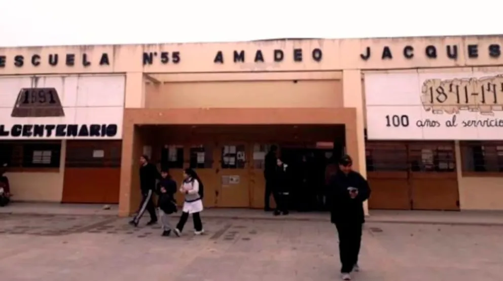 Un hombre llevó a su hija descalza a la escuela y dijo: “Es violenta y caprichosa”. 