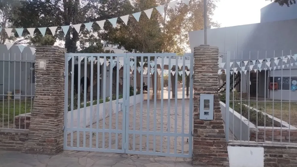 Una pequeña fuga en una estación de servicio generó susto en una escuela y los padres retiraron a los alumnos. 