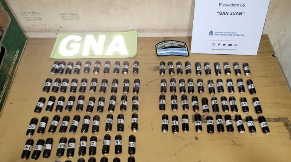 Viajaba de Salta a Mendoza y cayó en San Juan con 100 cápsulas de cocaína. 