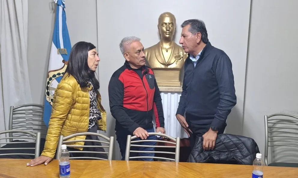 Etapas. El presidente Juan Carlos Quiroga Moyano y los vices Graciela Seva y Fabián Aballay se quedaron dialogando unos minutos luego del encuentro. Son los que están llevando adelante las tratativas para encaminar el partido para las legislativas.