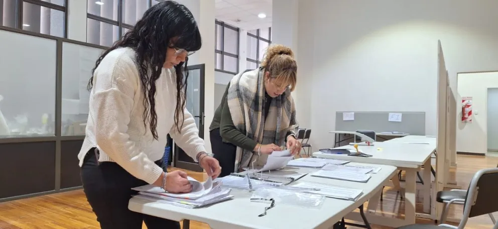 Tarea. Los miembros de la Junta Electoral de la UNSJ recibieron las listas hasta las 20 de ayer y a las 23.59 las publicaron. Ahora, viene la etapa de impugnación de candidatos.