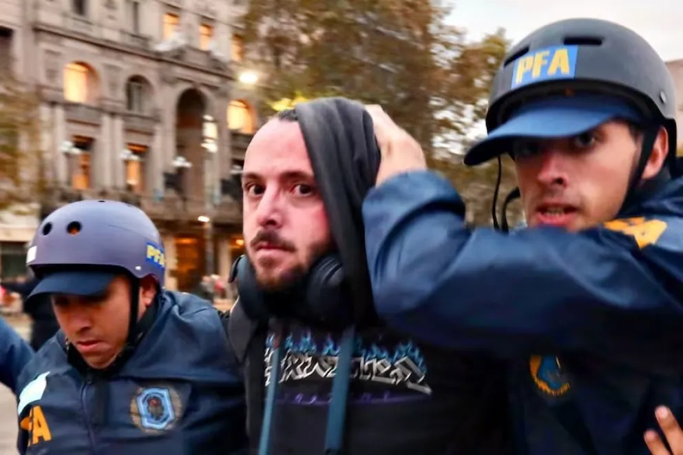 Violenta detención de un fotógrafo de AFP que cubría la marcha de jubilados en el Congreso.
