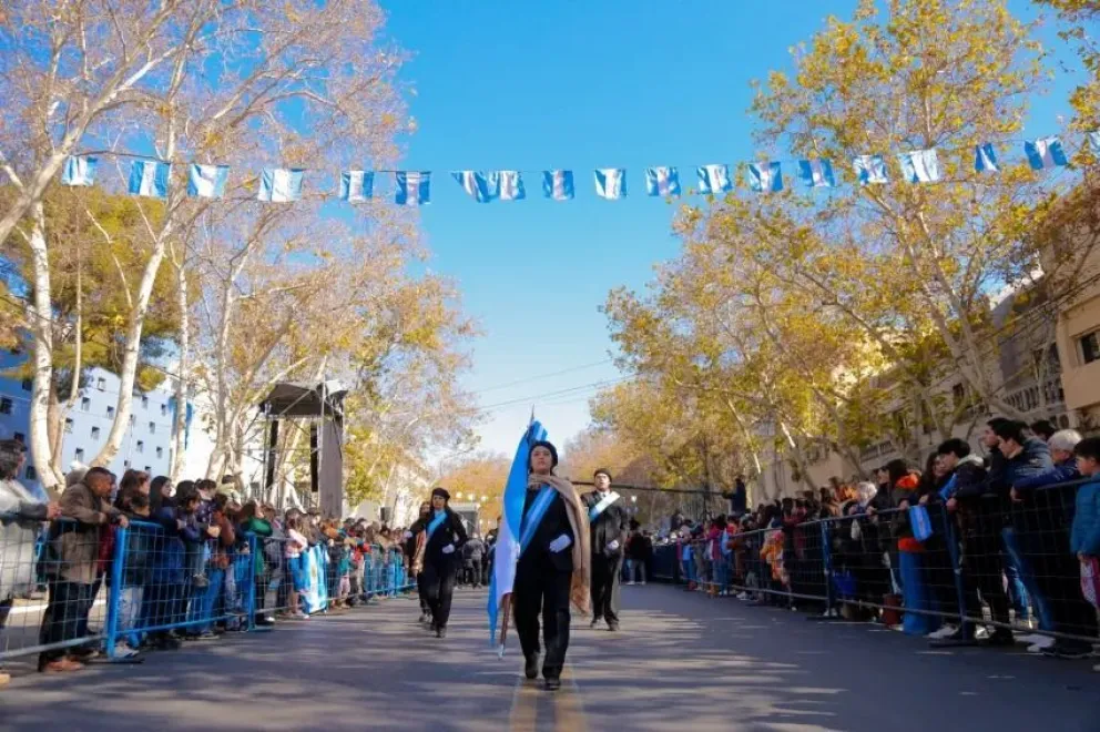 Todo lo que tenés que saber para el desfile cívico- militar del 25 de mayo. 
