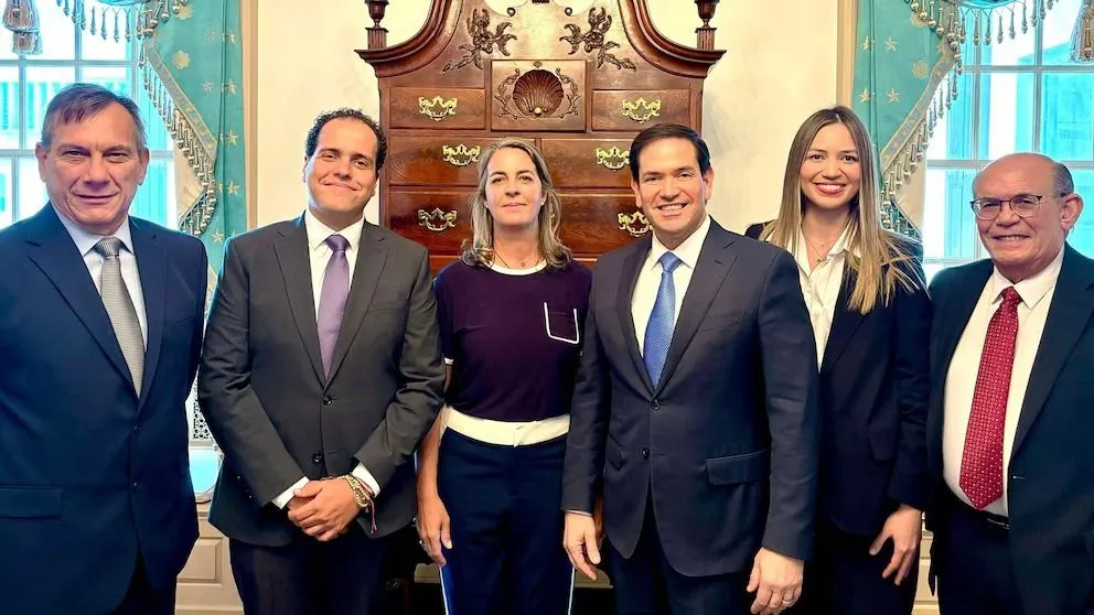 Opositores venezolanos rescatados de la Embajada argentina en Caracas aseguraron que se está enterrando al régimen de Maduro.