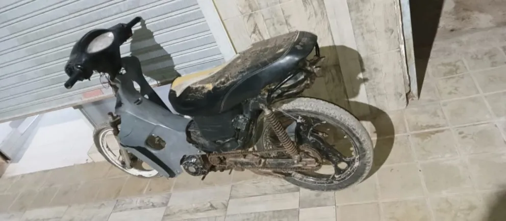 Una mujer chocó con un auto y terminó en el hospital.