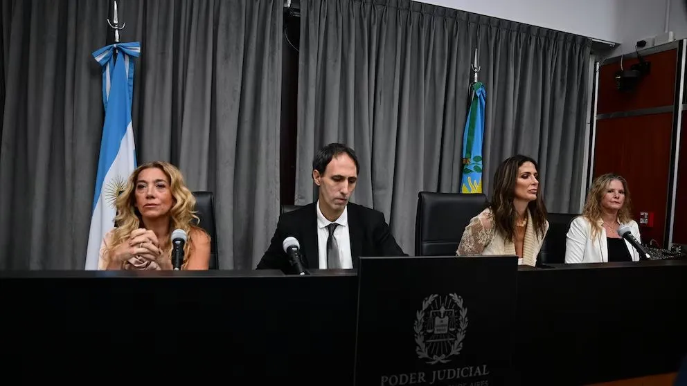 La jueza Julieta Makintach (a la derecha del juez) quedó en la mira.
