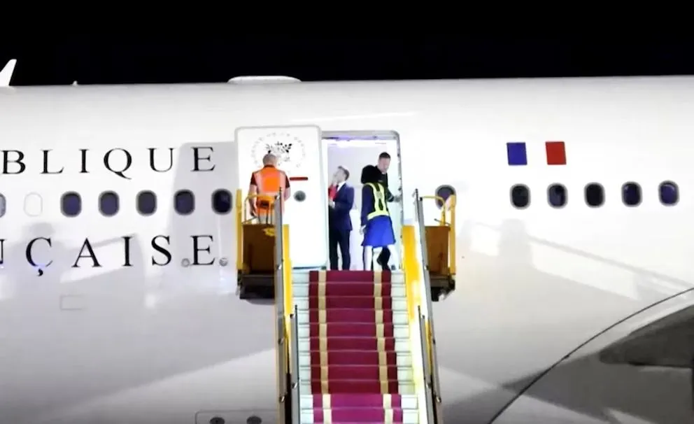 El presidente de Francia recibió un golpe de su esposa en el rostro y quedó registrado en un video. 