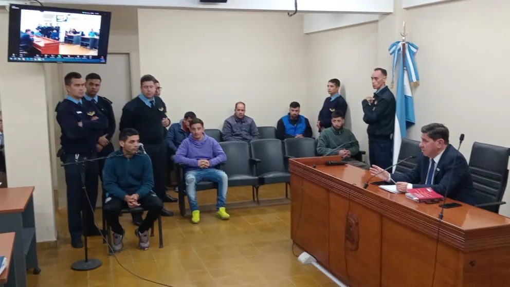 Al banquillo. Brian Arredondo, a la izquierda, es el nuevo delincuente detenido por el robo la semana pasada.